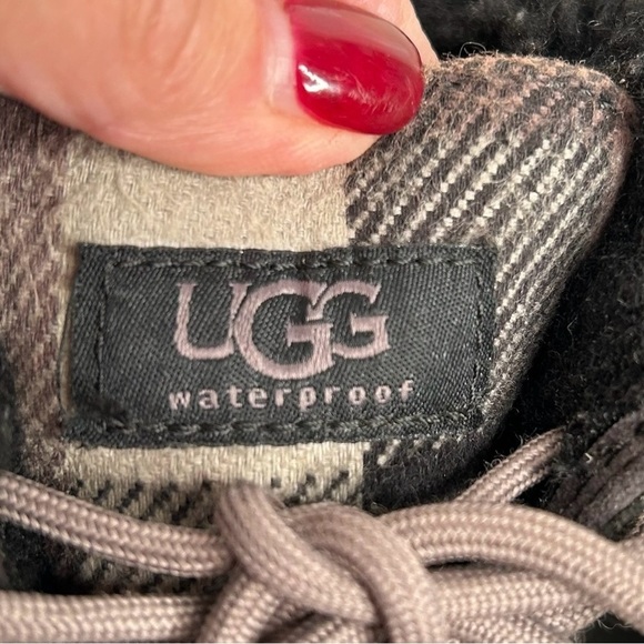 UGG Black Leather & Plaid Adirondack II Vibrum Waterproof Winter Boots Sz 8.5 - Picture 7 of 14